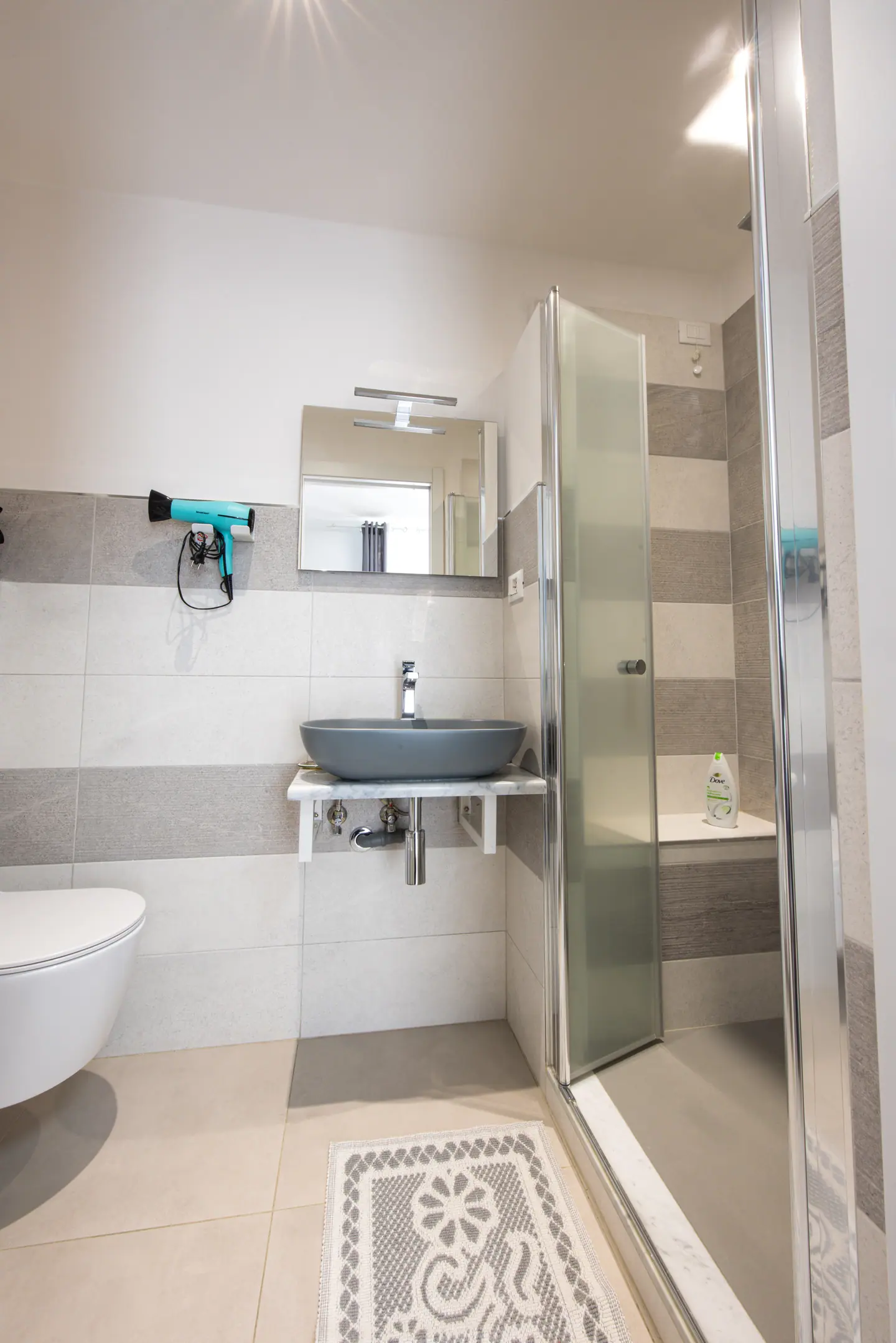 Lavabo e box doccia del bagno privato