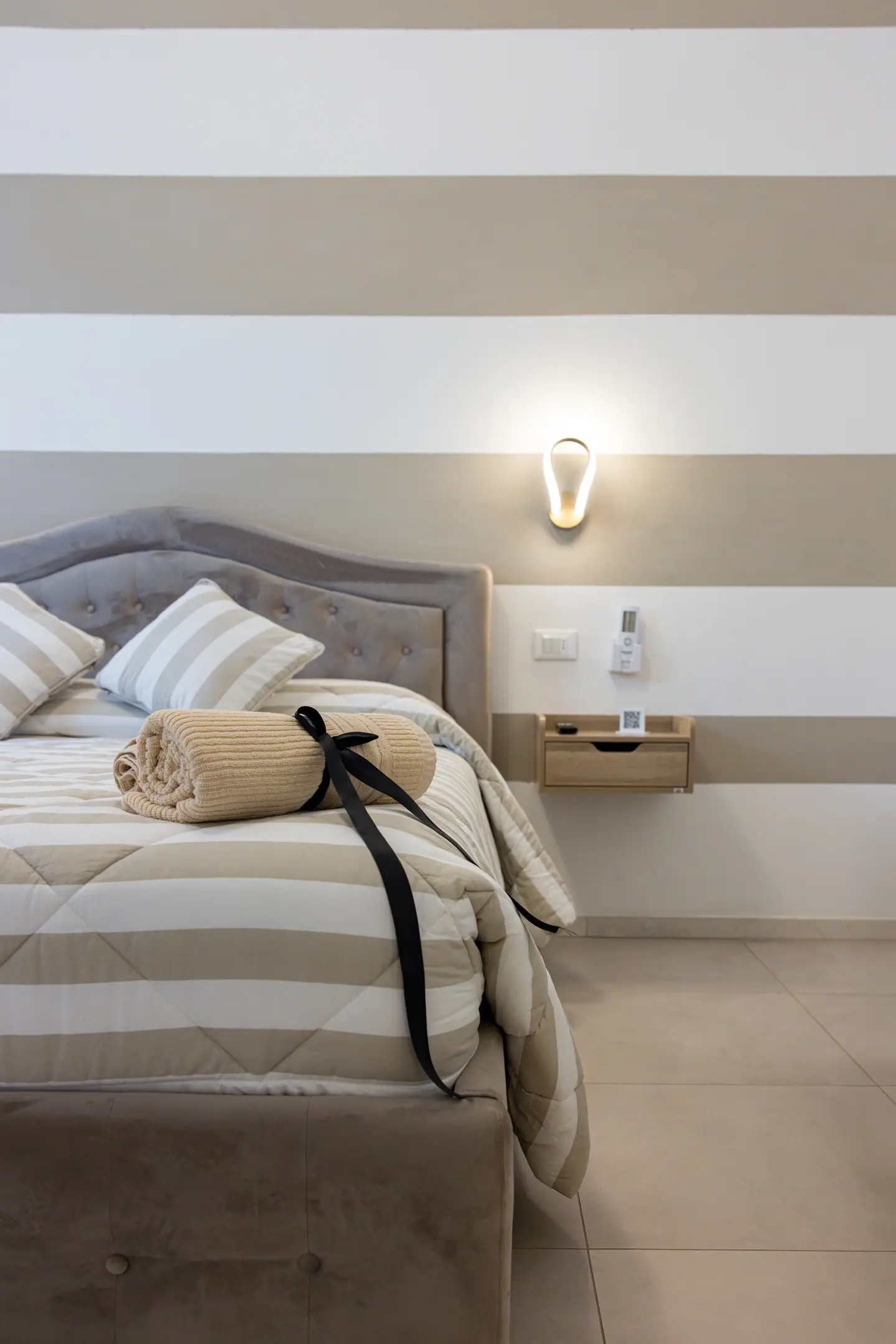Il letto e i comodini sospesi visti più da lontano