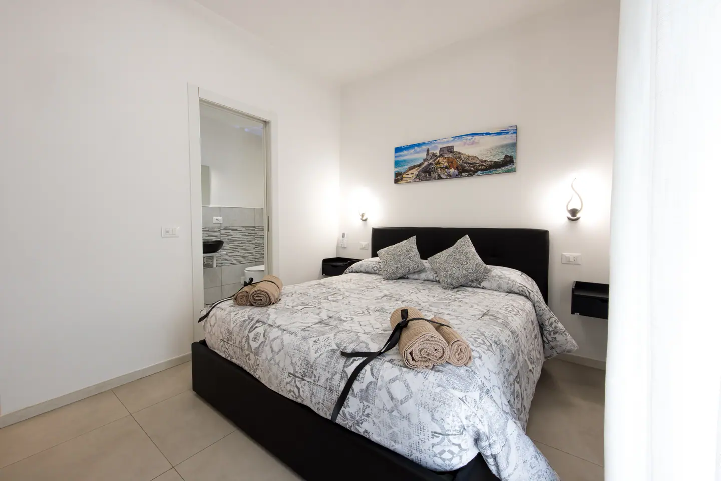 La camera con la porta del bagno privato aperta