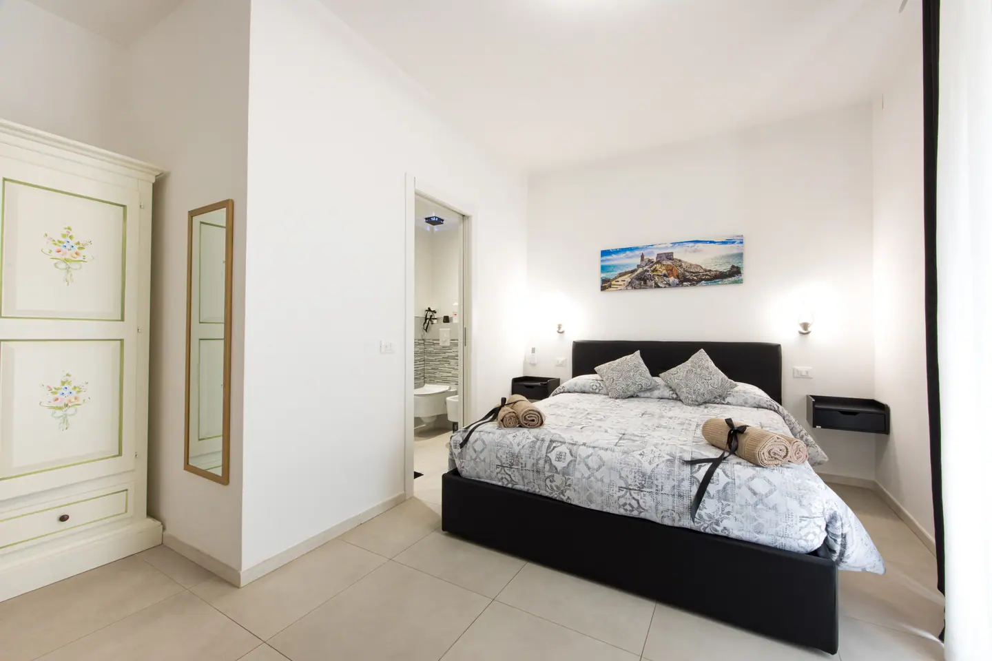 Armadio dipinto a mano accanto al letto